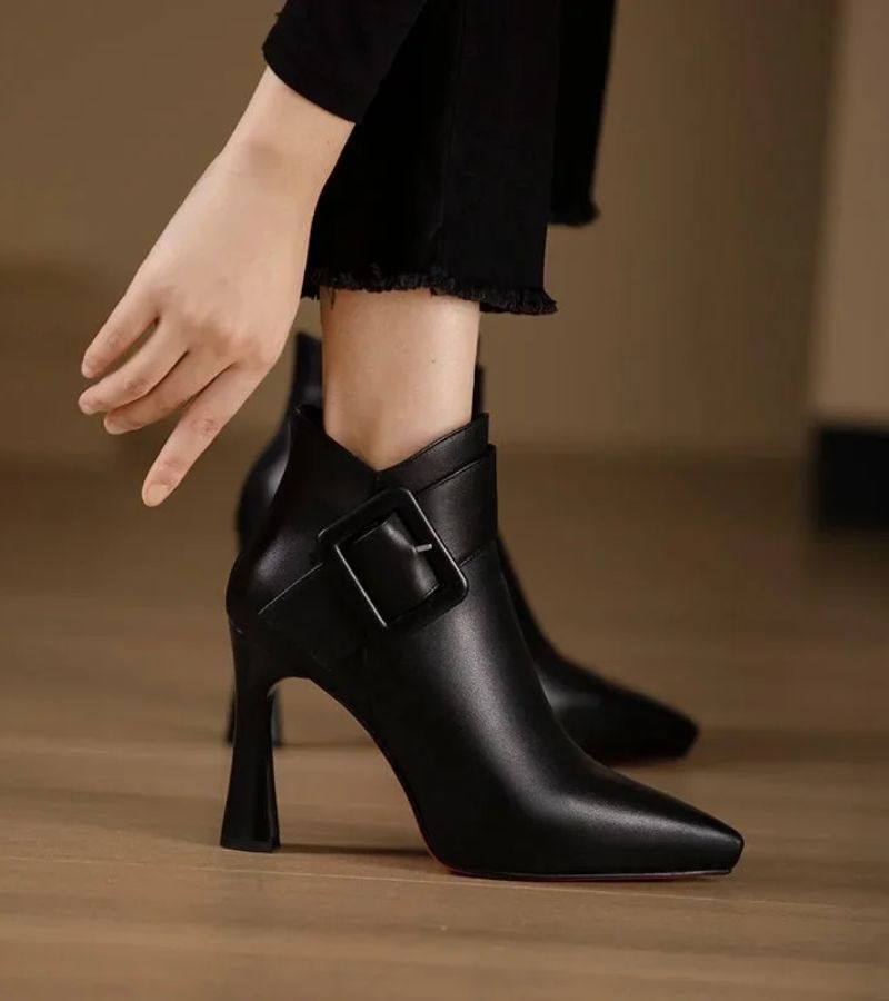 Juliana perez | Botines Signature con tacón y hebilla extragrande